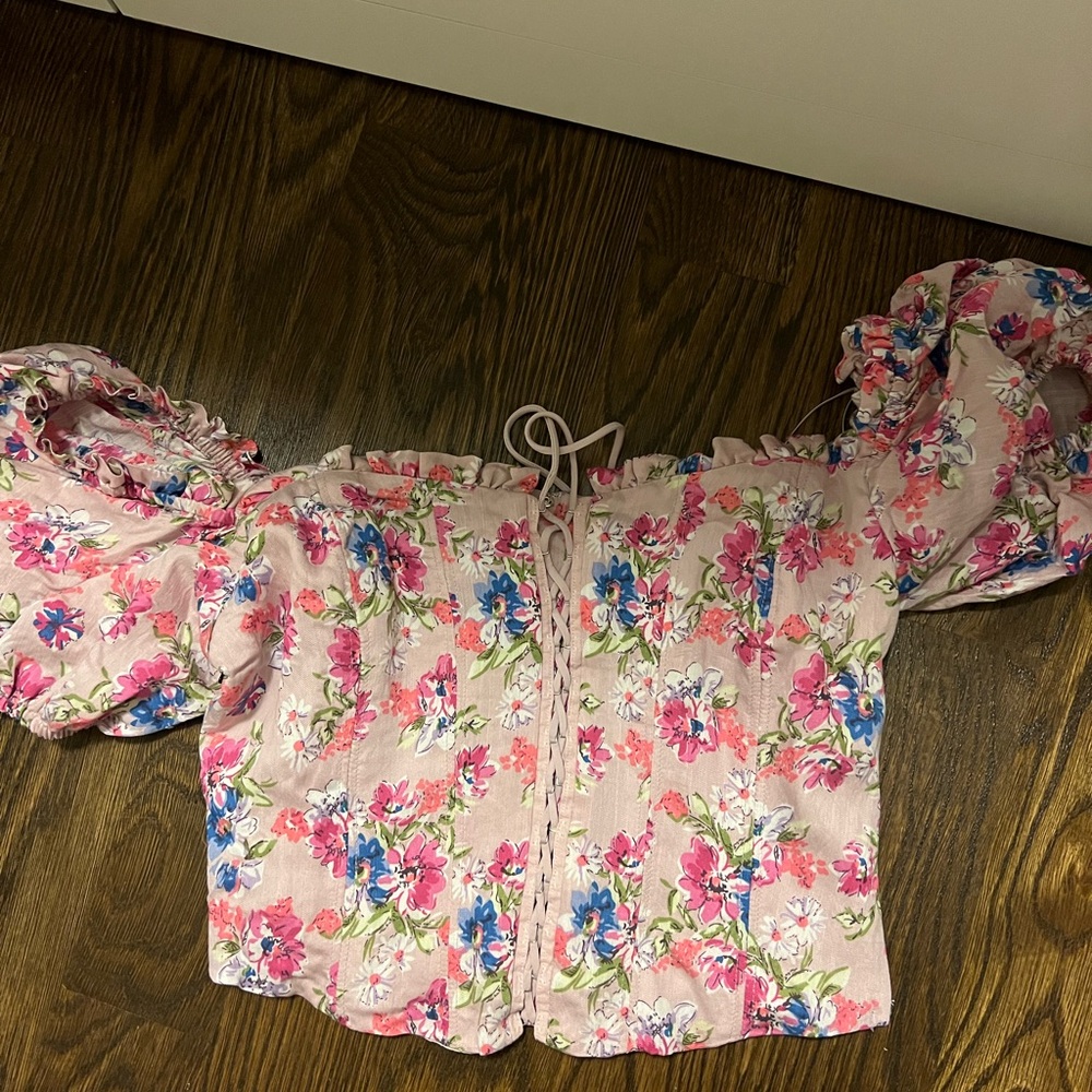 ASTR THE LABEL floral top size small